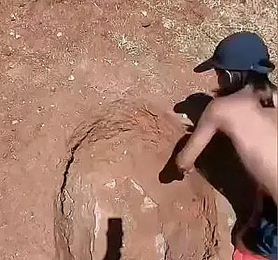 אדם קופר חופר בריכה בחצר ביתו