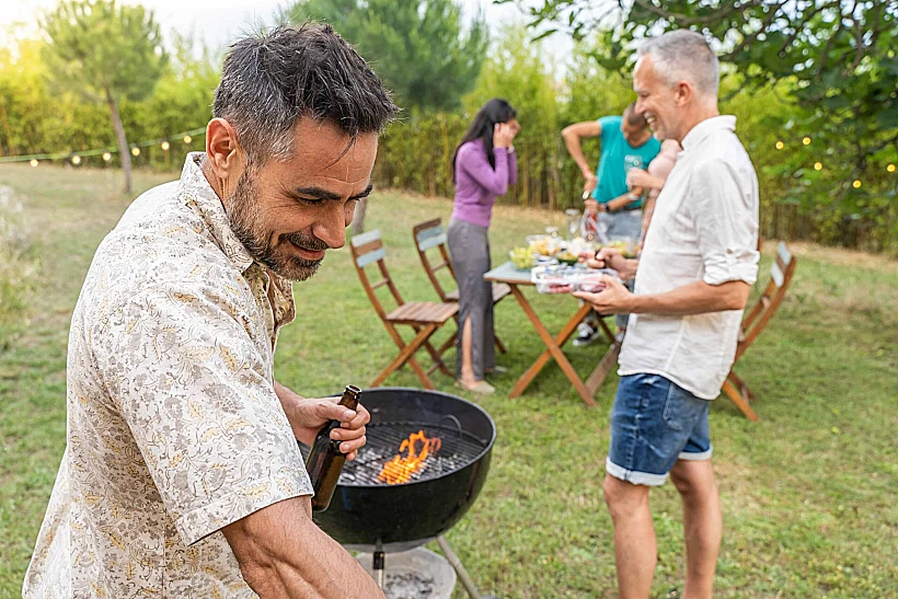 גברים שוכרים "חבר למנגל