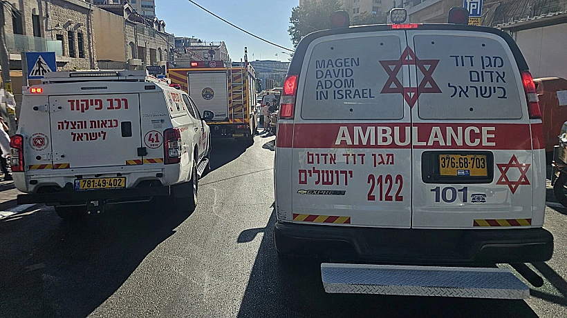 אמבולנס מד"א ורכבי כבאות והצלה לישראל בזירה בה קרסה מרפסת בירושלים