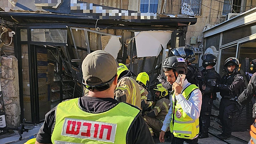 חובשים ופראמדיקים של מד"א בזירה בה קרסה מרפסת בירושלים