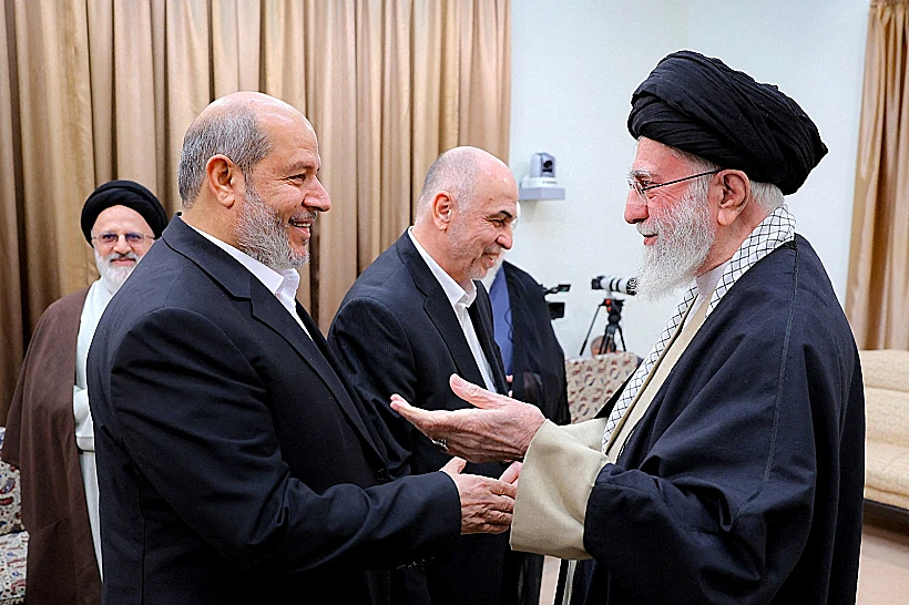 מנהיג חמאס ח'ליל אל-חיה עם עלי חמינאי, 2025