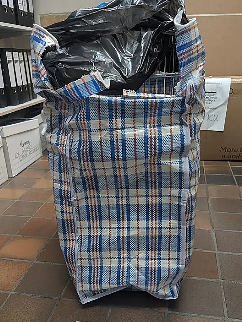 קופה קטנה ננטשה בשקית כביסה על אוטובוס
