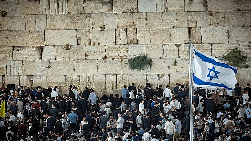מתפללים בכותל המערבי בירושלים בערב ט' באב תשפ"ו