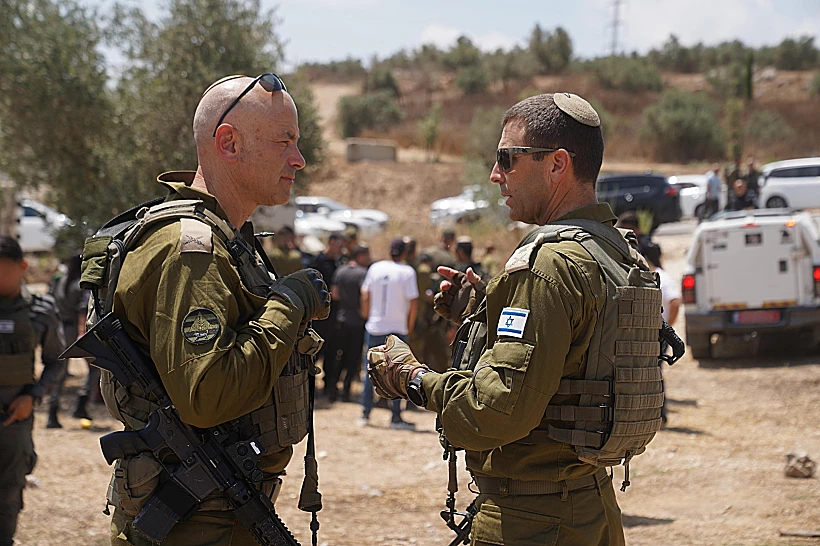 אלוף פיקוד המרכז אבי בלוט ומפקד אוגדת איו"ש תא"ל קובי הלר בזירת הפיגוע