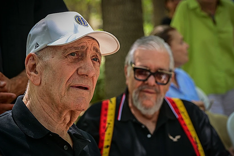רה"מ לשעבר אהוד אולמרט ורפי גינת בהלווייתו של חיים יבין