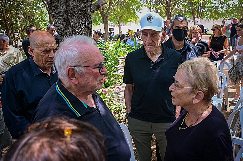 רה"מ לשעבר אהוד אולמרט וירון לונדון בהלווייתו של חיים יבין