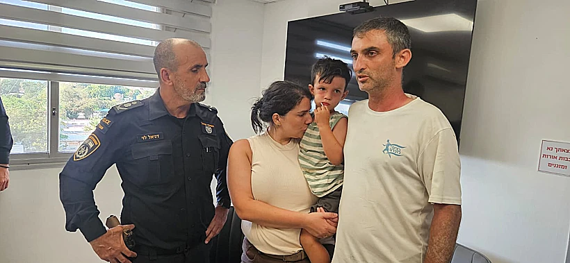 יובל קוגן והוריו עם המפכ"ל דני לוי