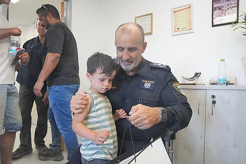 יובל קוגן והוריו עם המפכ"ל דני לוי