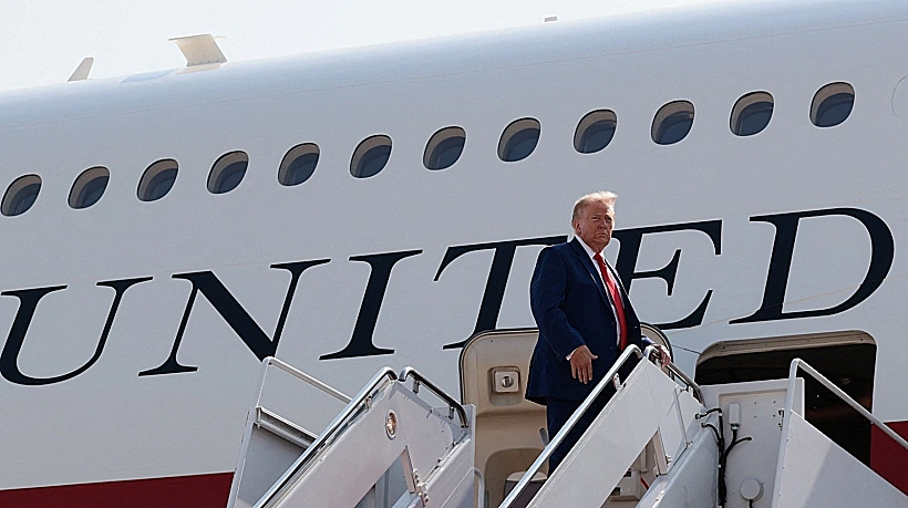 נשיא ארה"ב דונלד טראמפ במטוס האייר פורס 1