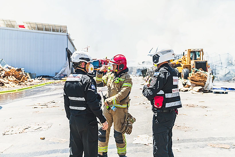 כוחות כיבוי האש בזירת השריפה באזור התעשייה "שער הנגב"