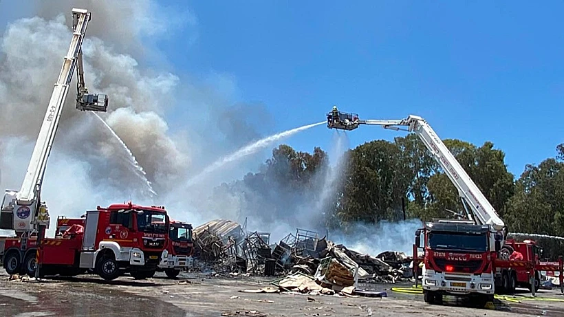 כוחות כיבוי האש בזירת השריפה באזור התעשייה "שער הנגב"