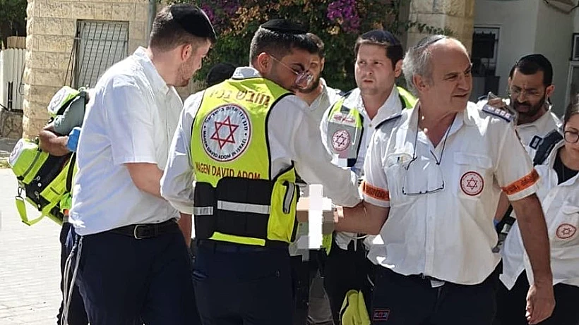 צוות מד"א מפנה את הילדה לבית החולים