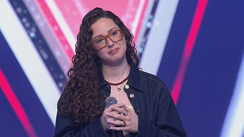 אפרת חן במהלך הביצוע שלה