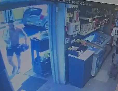 אלדר דיין בתחנת הדלק