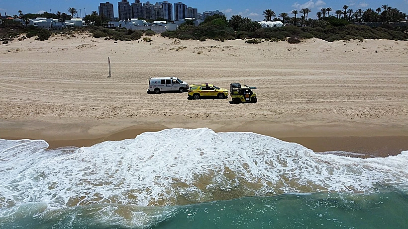 אמבולנסים של מד"א נערכים בחוף הים