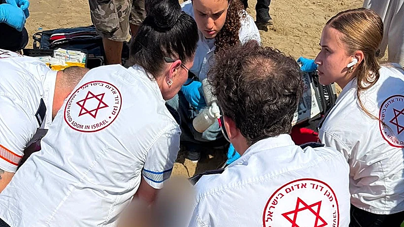 צוותי מד"א מבצעים פעולות החייאה בגבר שנמשה מהים סמוך לחוף הכרמל
