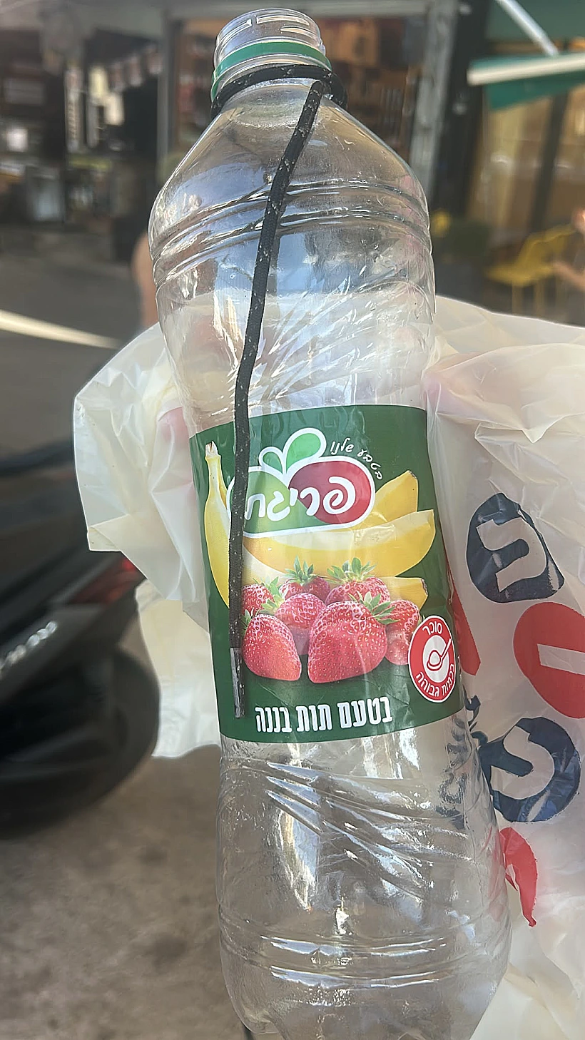 בקבוק עם נוזל דליק ששימש לאיומים על מסעדה בתל אביב