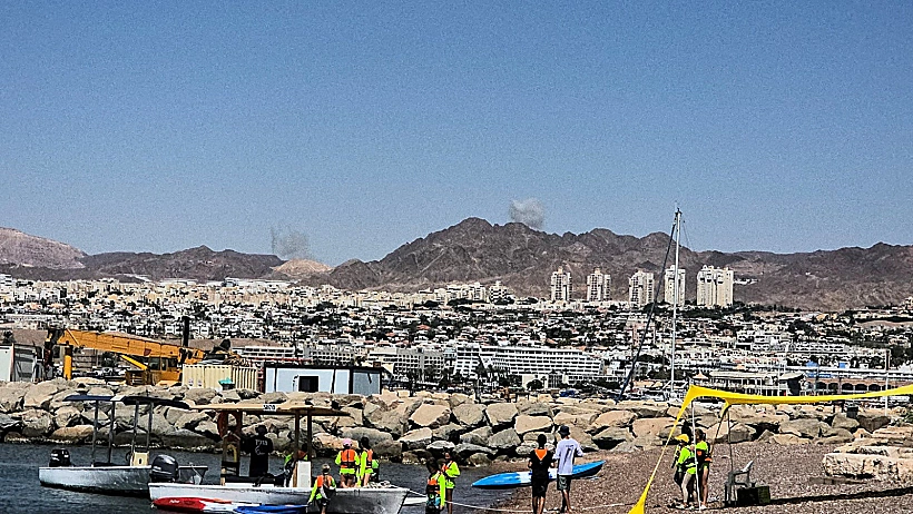 העיר אילת ברקע עשן בעקבה שבירדן בעקבות שיגורים מאיראן