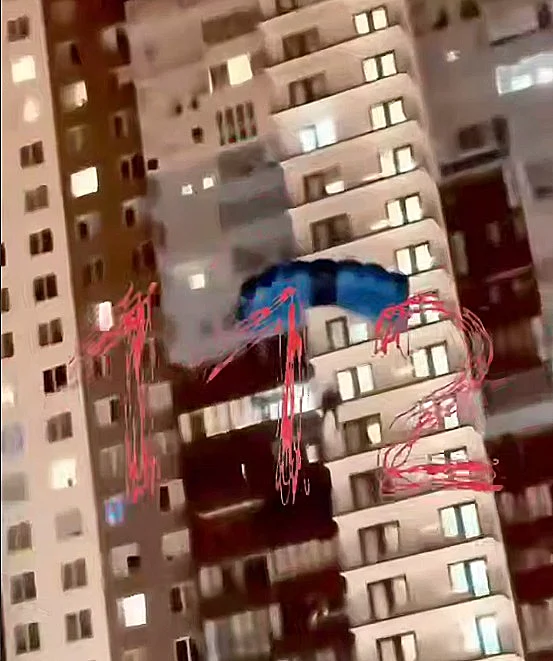 קפיצת מצנח מגג בניין מגורים רגיל