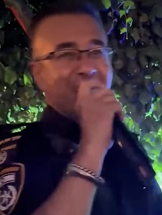 השוטר שהגיע לסגור מסיבת קריוקי - ותפס את המיקרופון
