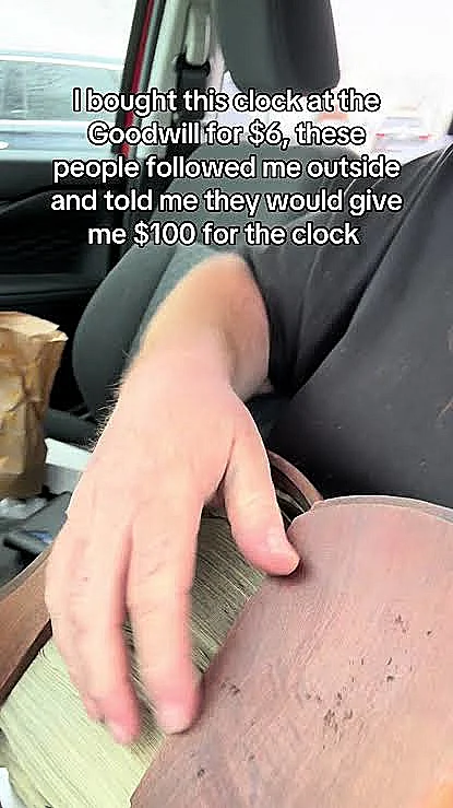 כשפתח את השעון, מצא ערימת שטרות