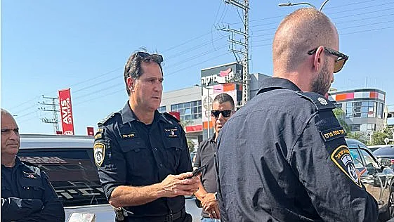מפקד מחוז המרכז במשטרה, ניצב אמיר כהן, בזירת הרצח בראשל"צ