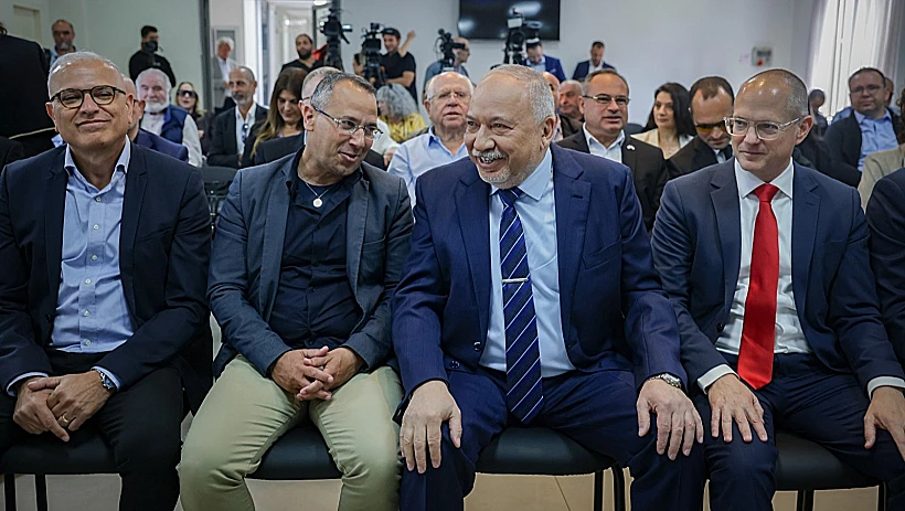אביגדר ליברמן ועודד פורר (מימין) לצדם של רפי בן שטרית ושרון שרעבי, שהצטרפו למפלגה לקראת בחירות 2026