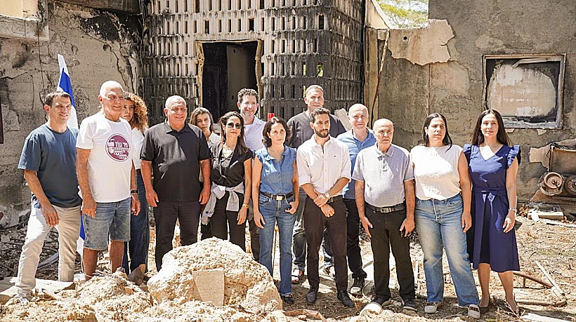 יו"ר ישר הרמטכ"ל לשעבר גדי איזנקוט לצד חברי קיבוץ ניר עוז