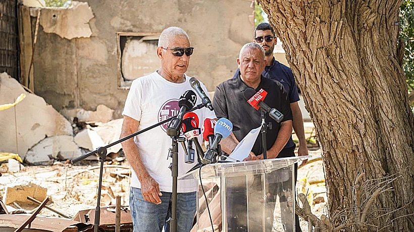 יו"ר ישר הרמטכ"ל לשעבר גדי איזנקוט לצד שורד השבי גדי מוזס בניר עוז