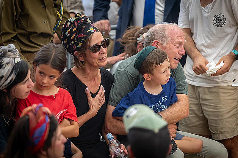 הוריו וילדיו של רס"ן הראל בירנשטוק בהלווייתו בהר הרצל שבירושלים