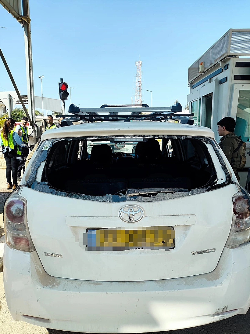 רכב של משפחה ישראלית שנרגם באבנים בג'נין
