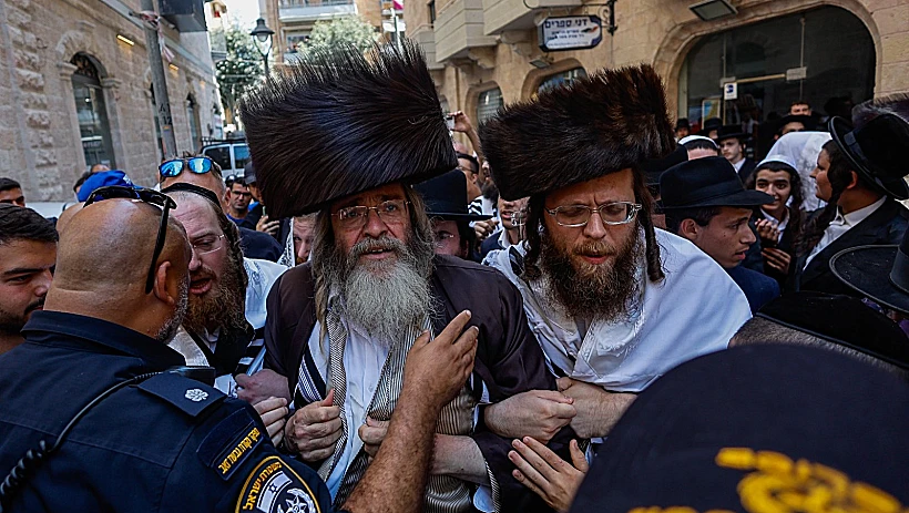 חרדים מפגינים בקפה בסמטה בירושלים נגד פתיחתו בשבת