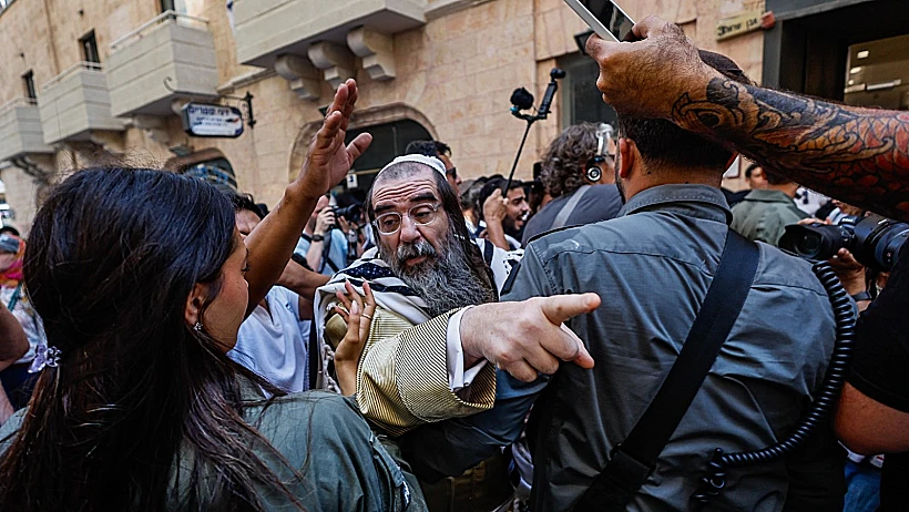 חרדים מפגינים מול קפה בסמטה בירושלים נגד פתיחתו בשבת