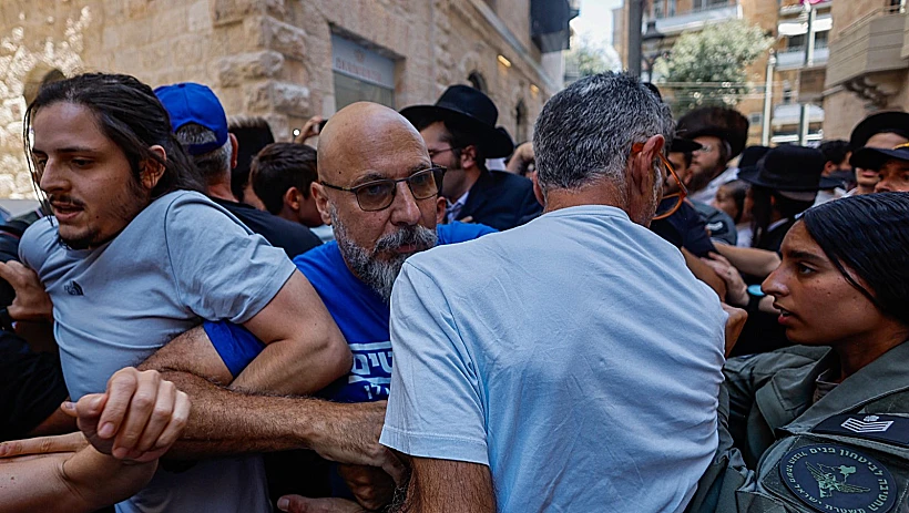 שוטרים ומפגינים בקפה בסמטה בירושלים שפתוח בשבת