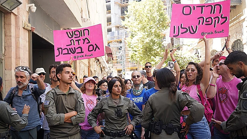 פעילי מפלגת הדמוקרטים בקפה בסמטה בירושלים