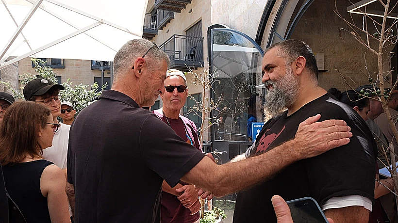 יו"ר מפלגת הדמוקרטים יאיר גולן ויואל הבעלים של קפה בסמטה בירושלים