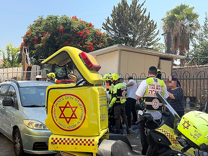 אמבולנס של מד"א בזירה בלוד בה אותר ילד בן 5 מחוסר הכרה ברכב