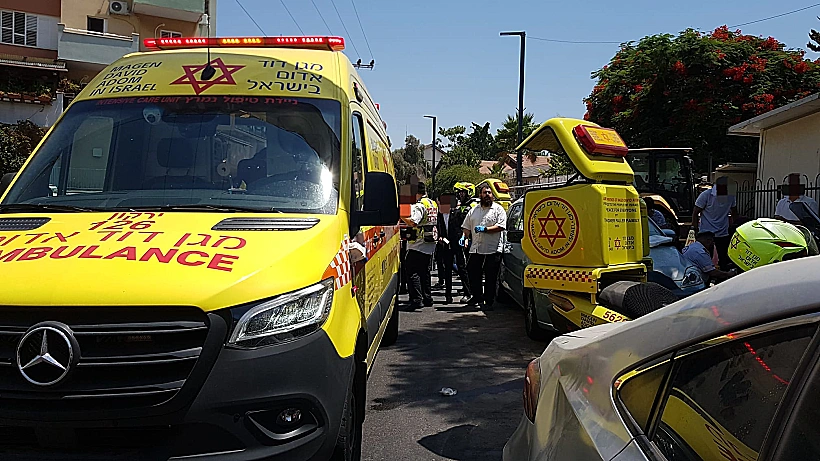 אמבולנס של מד"א בזירה בלוד בה אותר ילד בן 5 מחוסר הכרה ברכב
