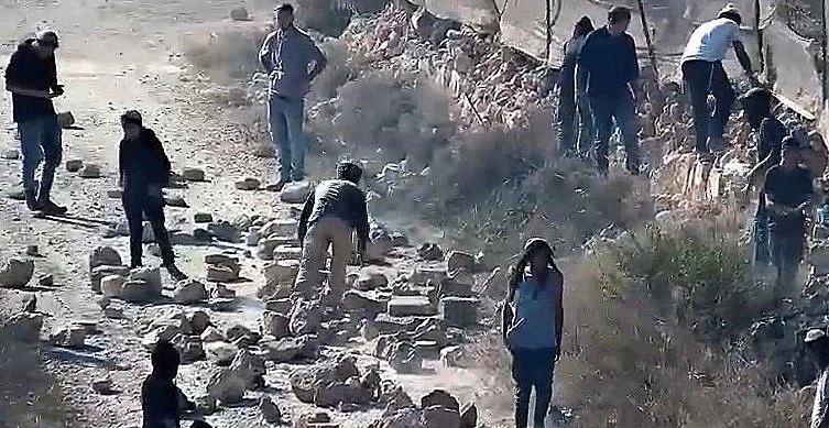 מתנחלים שהקימו את המאחז בקוסרה מנסים לחסום את פינוי צה"ל