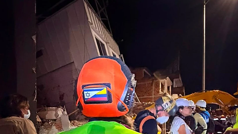 תיעוד צוותי זק"א בחיפושים אחר ניצולים ברעידת האדמה בקולומביה