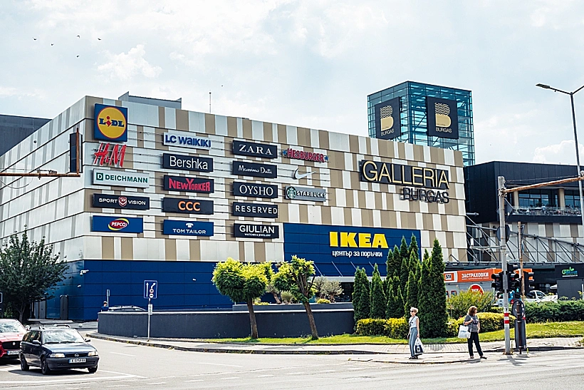 Mall,galleria,burgas.,visitors,enjoy,a,vibr קניון Galleria Burgas בבורגסant,day,at,mall