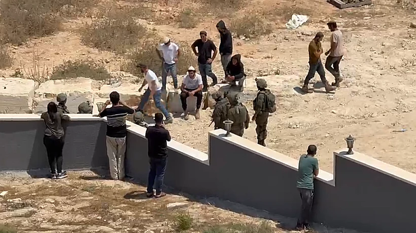מתנחלים וכוחות הביטחון בכפר קוסרה