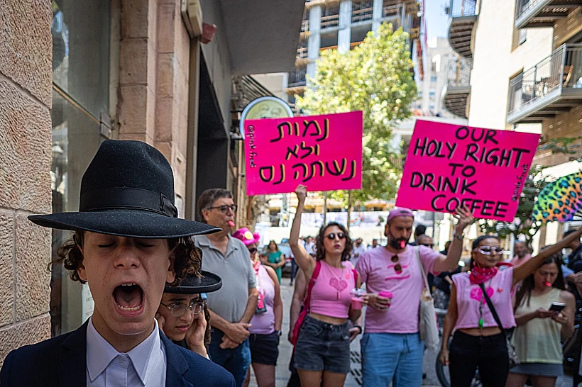 מפגינים בבית הקפה "בסמטה