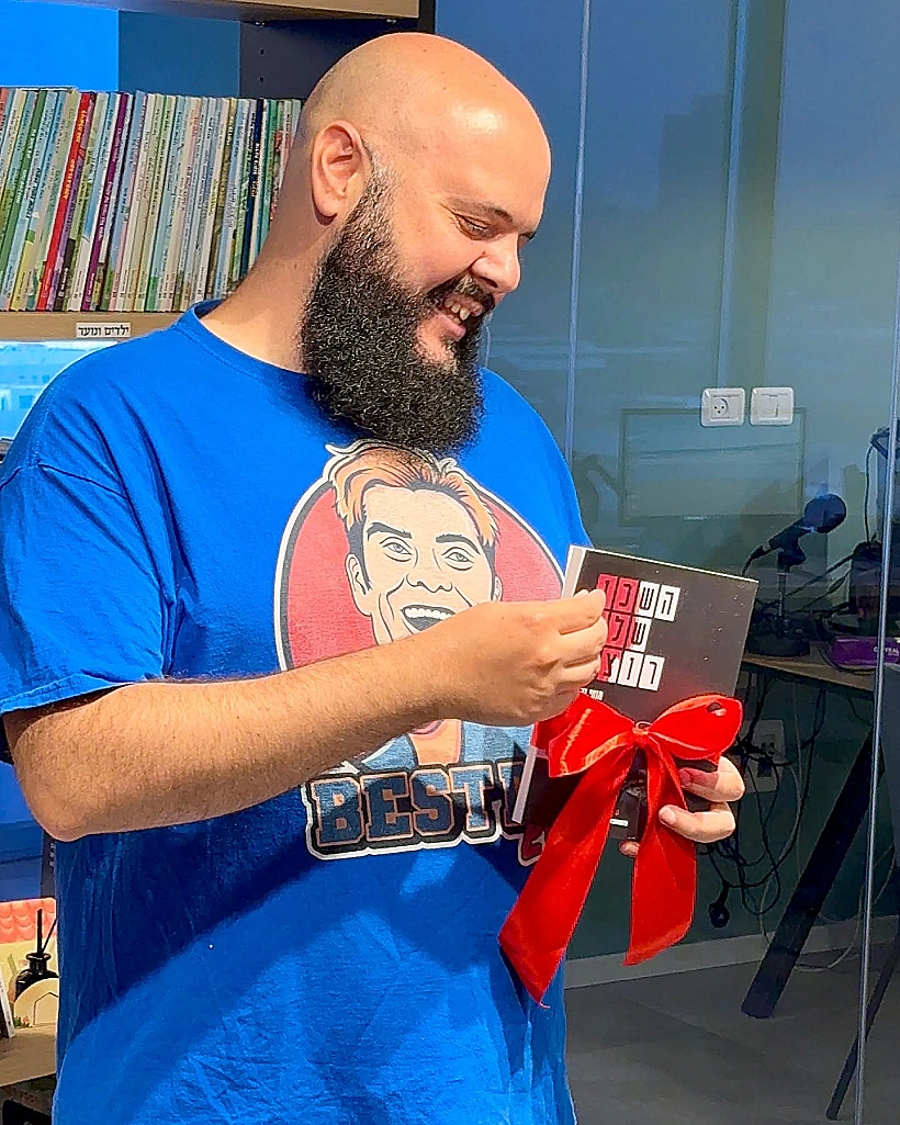 מוטי וקנין עם ספרו "השכן שלך רוצח"