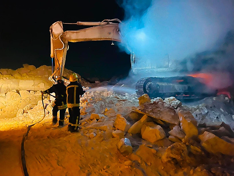 כלי רכב כבדים בוערים בואדי רחים שבדרום הר חברון