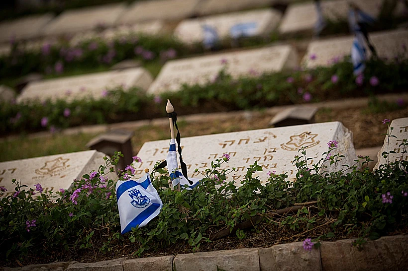 האנדרטה לחללי האלטלנה בבית העלמין נחלת יצחק בת"א