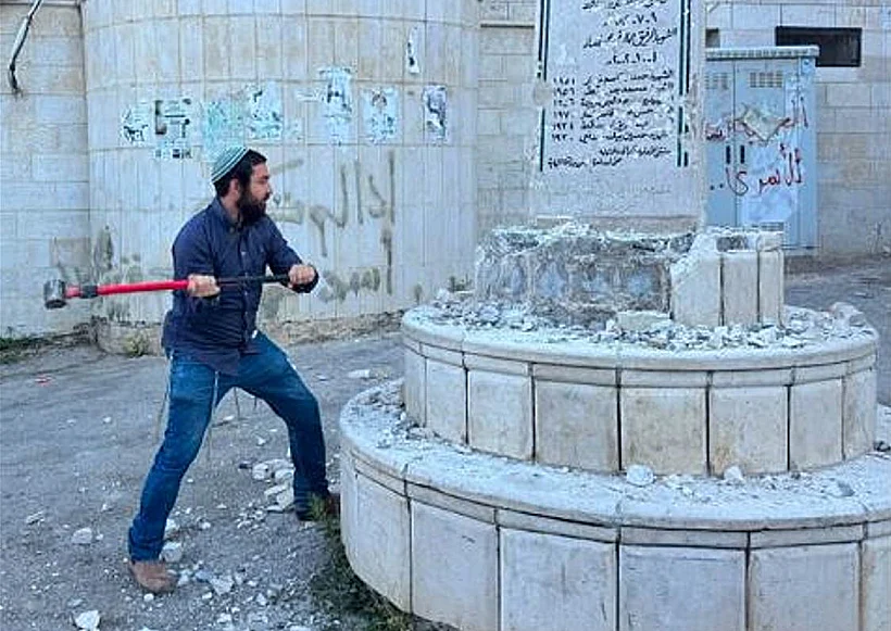 ח"כ צבי סוכות מנתץ אנדרטה בכפר מדאמא הסמוך לשכם