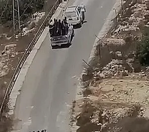 מתנחלים בטנדרים לבנים בקוסרה