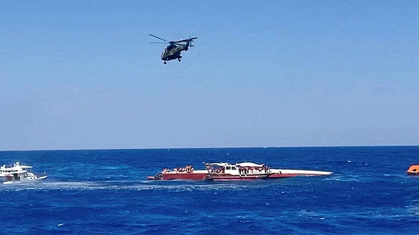מסוק חילוץ מפנה נוסעים מהספינה שהתהפכה בחופי קפריסין