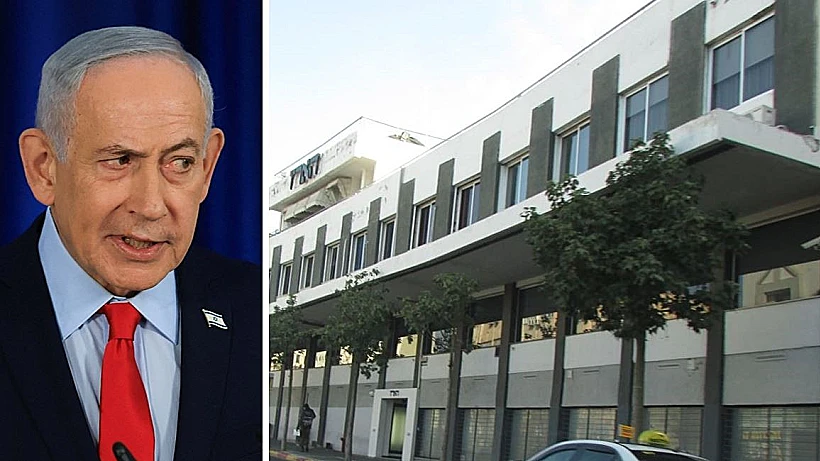 רה"מ בנימין נתניהו לצד משרדי עיתון "הארץ"